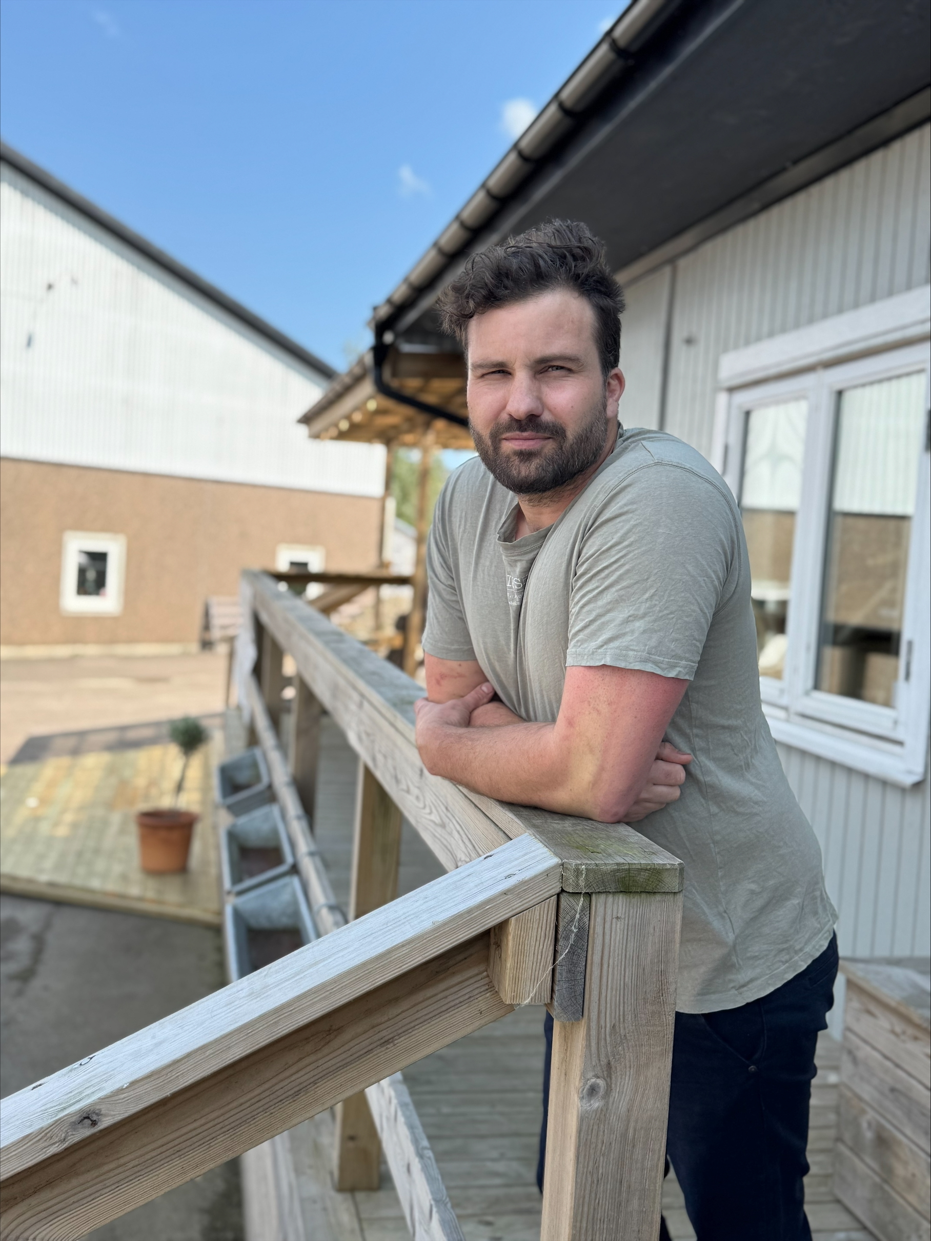 Dan står utanför sitt företag