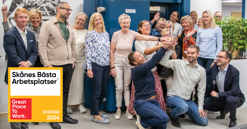 Glada människor med pokal