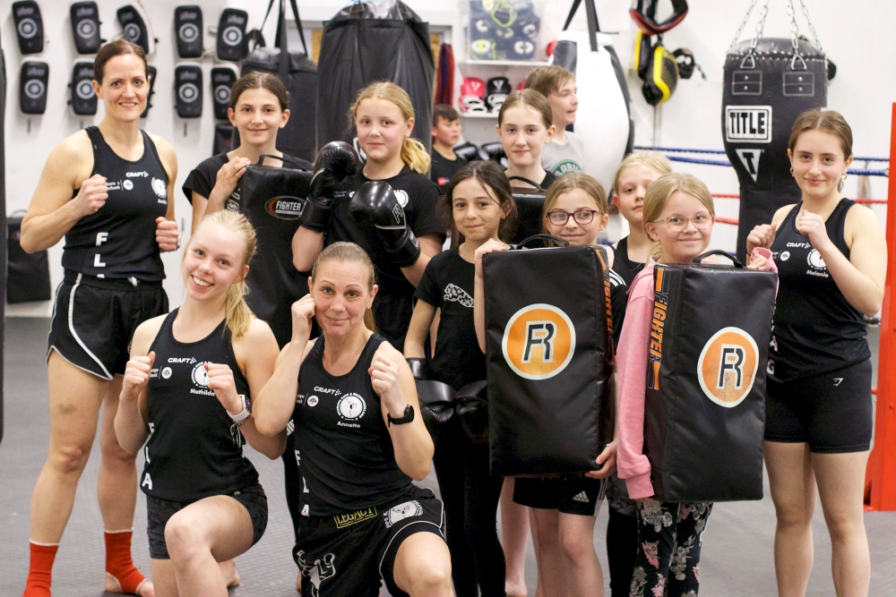 kickboxare poserar framför kameran