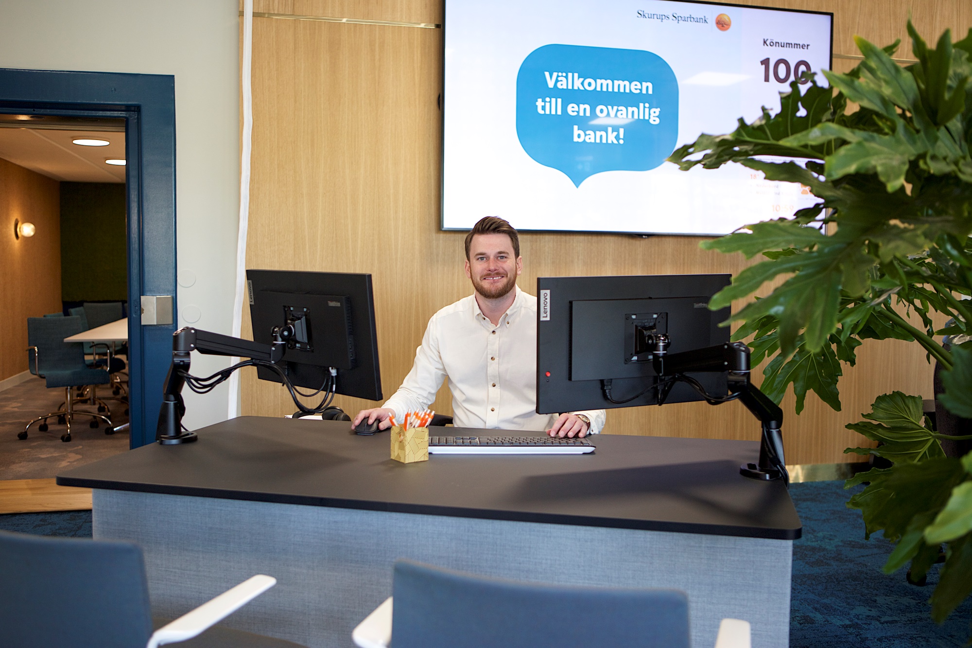 Glad Alexander vid sitt skrivbord