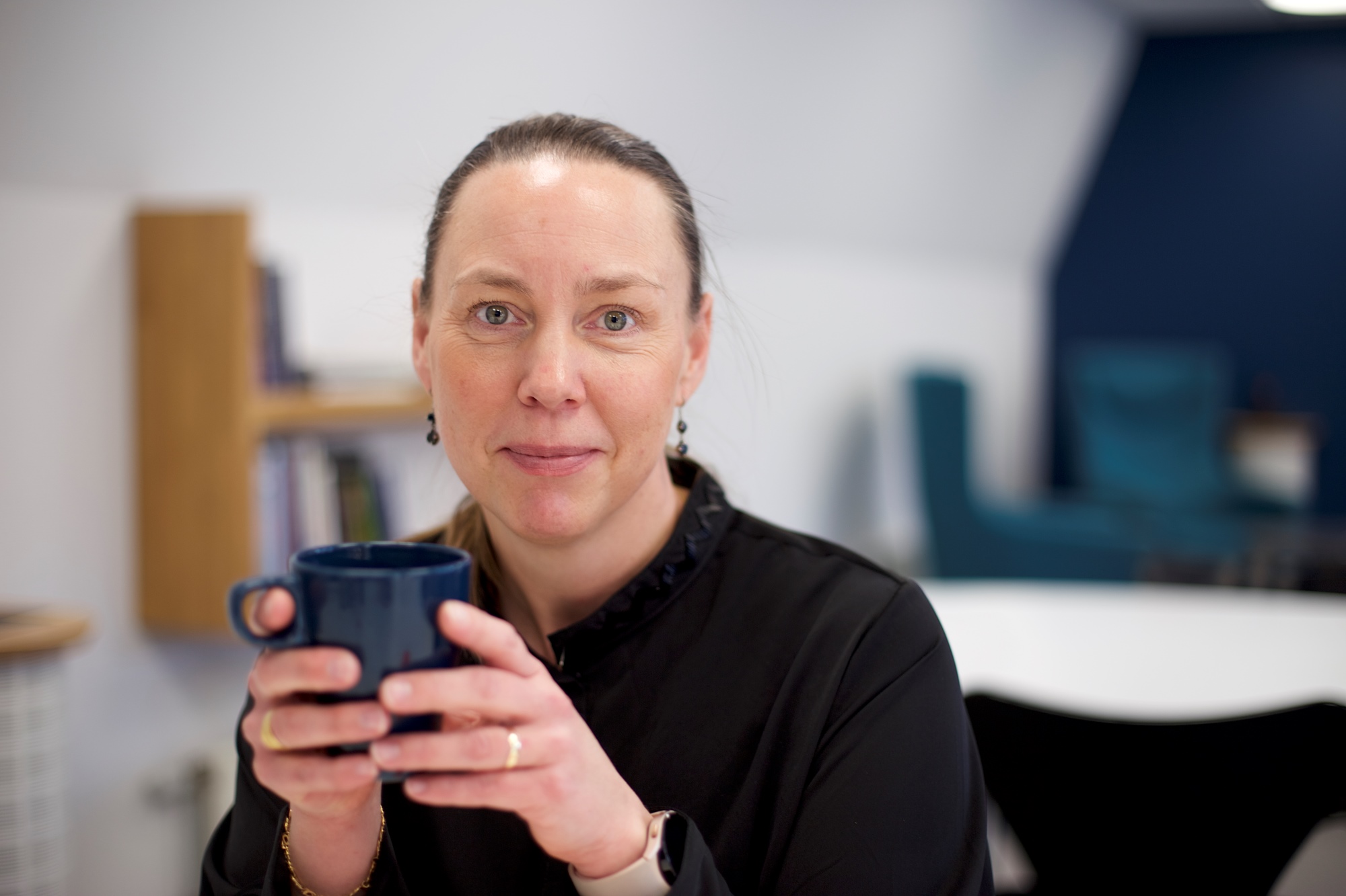 kvinna med kaffekopp