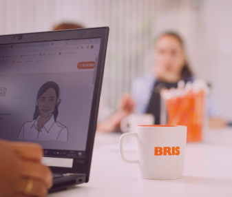 kaffekopp med BRIS logga