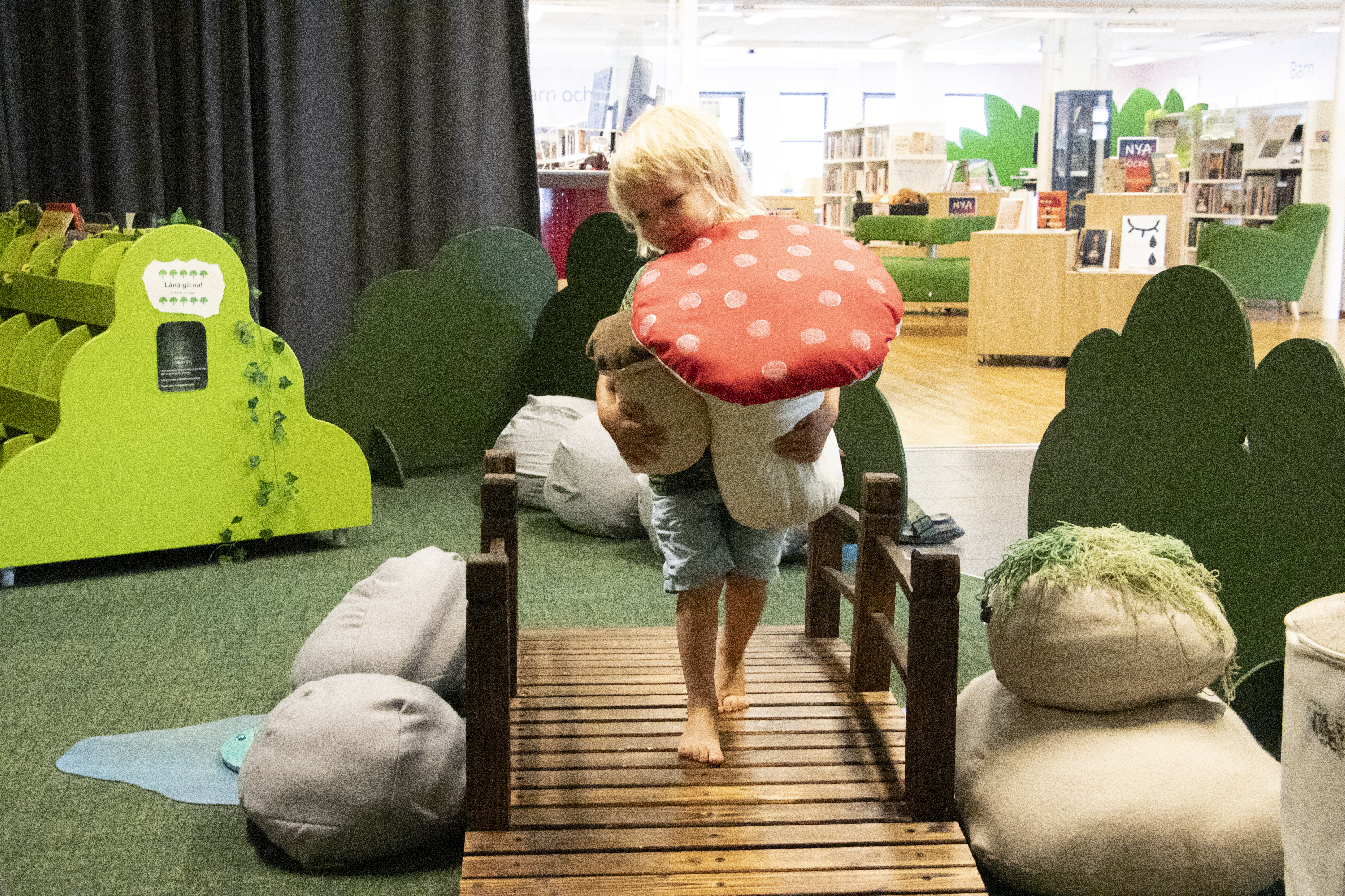 Pojke bär på mjukissvamp