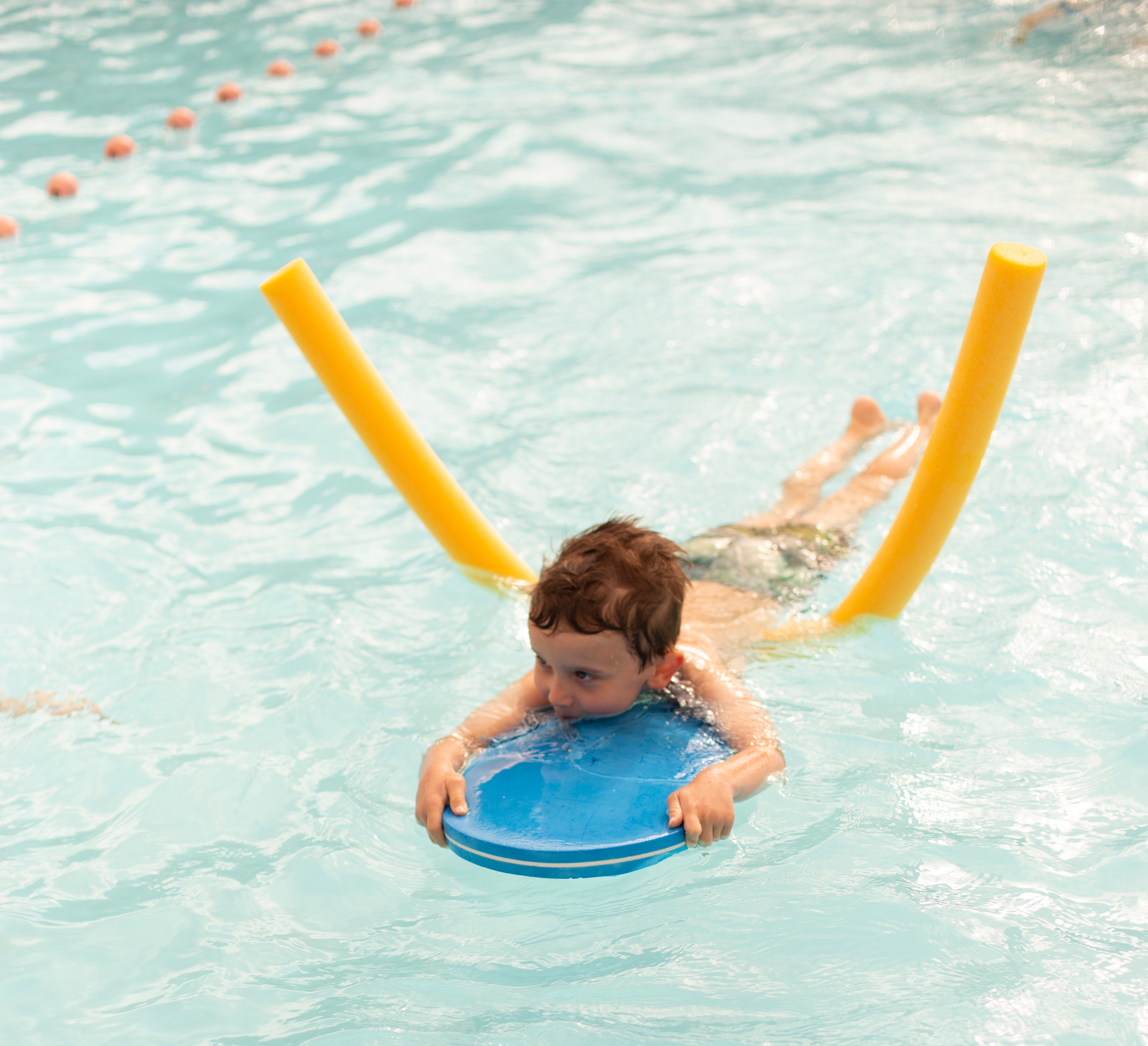Pojke i simbassäng