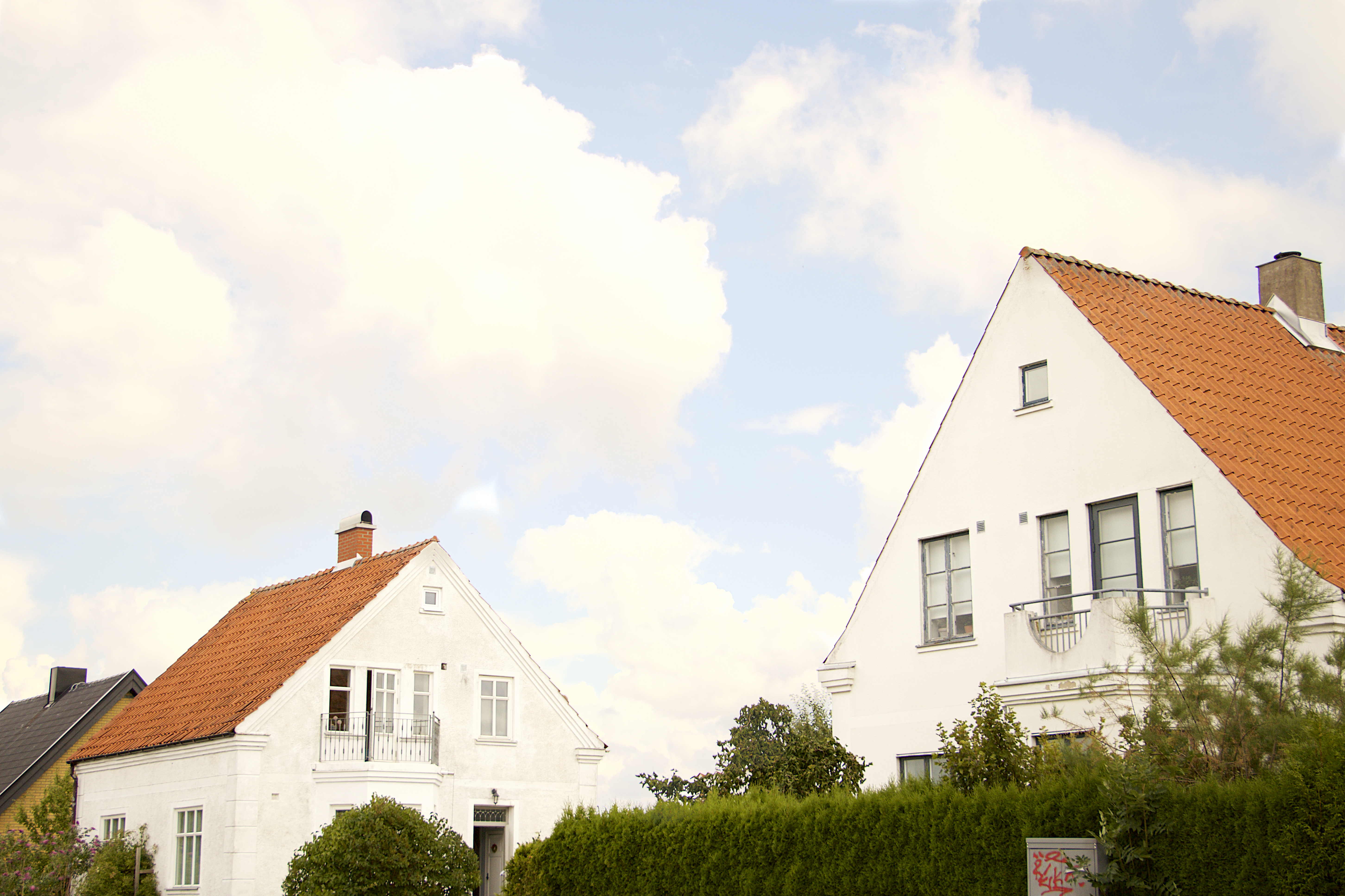 Vita hus med rött tak i Svedala