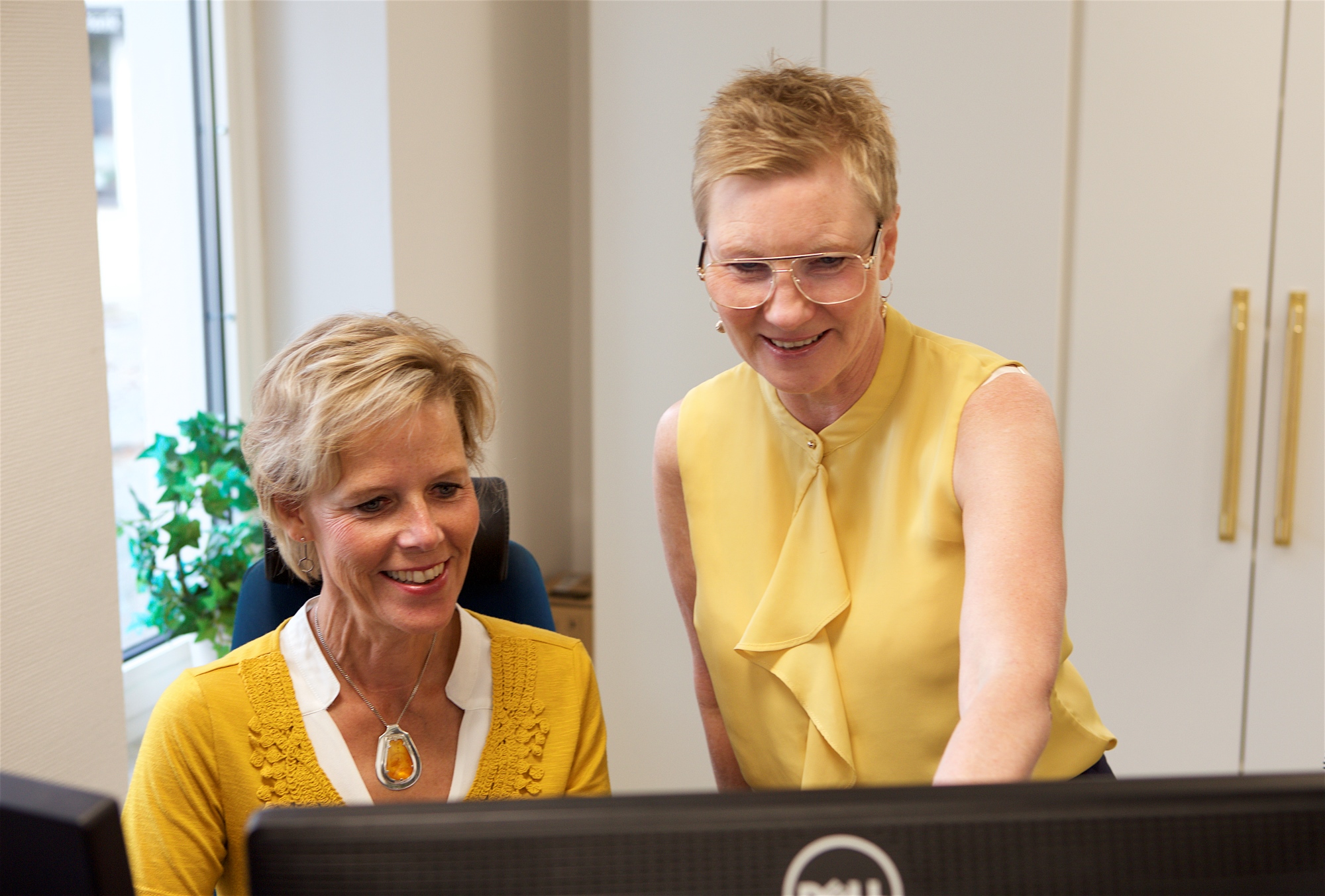 Suzanne och Lena vid datorn